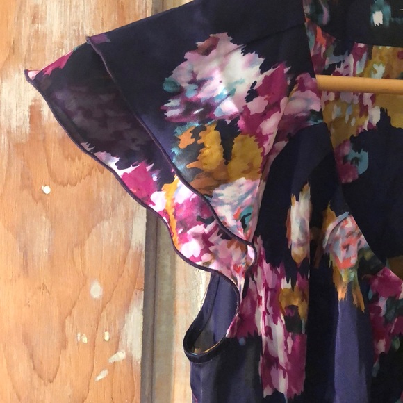 Floral Flutter Sleeve Blouse Size Small - Picture 5 of 6